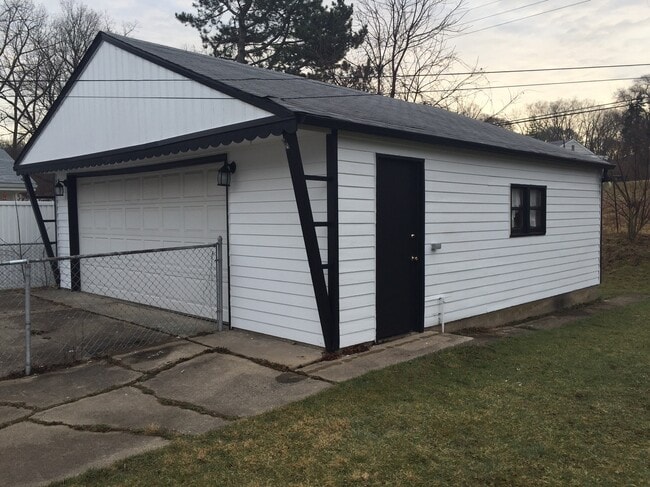 Building Photo - 924 E Chippewa Ave