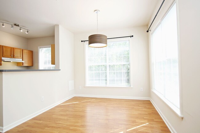 Building Photo - Spacious Lower-Level Riverbend Condo (Appl...