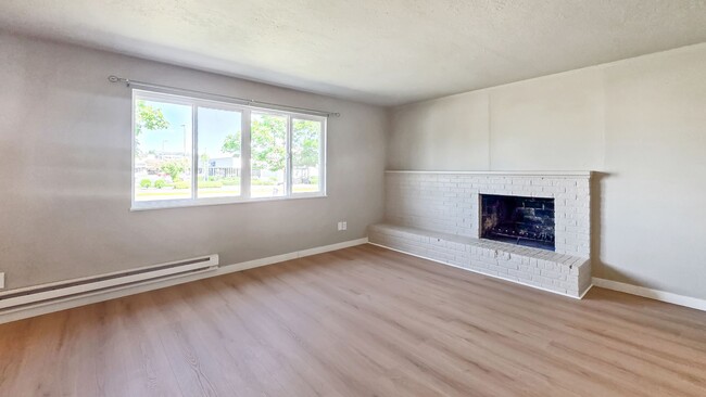 Building Photo - Updated 2 Bed 1 Bath in Fairwood Near Safeway