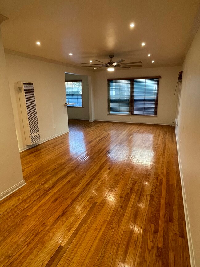 Building Photo - 5723 San Vicente Blvd