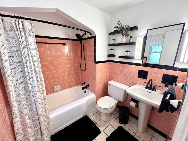 Building Photo - Brentwood - Stunning 3 Bedroom 2 Bathroom ...