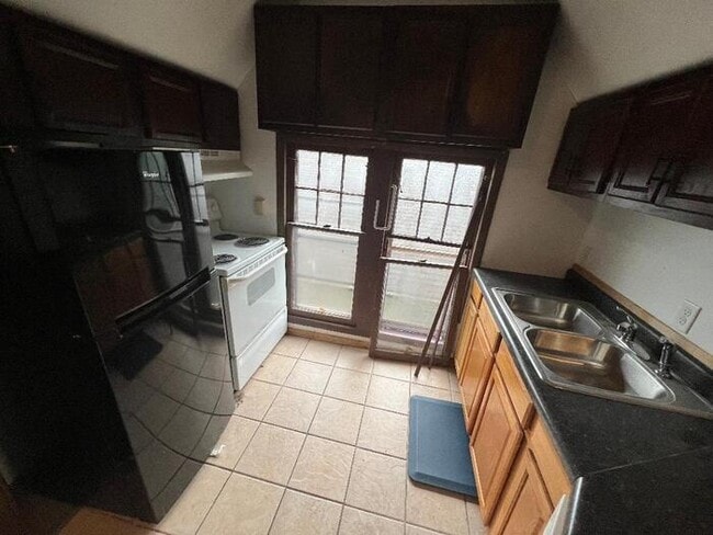 Building Photo - Upper 1 Bedroom Apartment