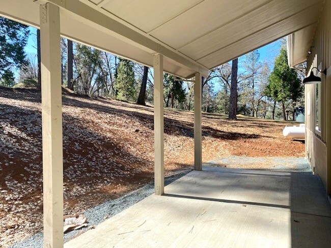 Building Photo - Country Home on shared spacious property