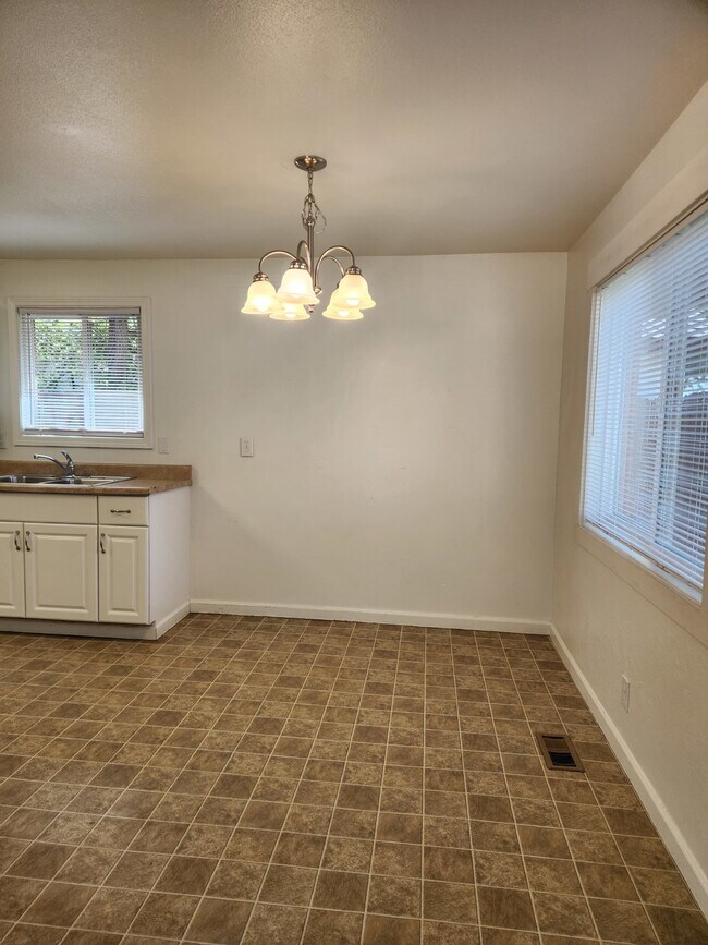 Building Photo - 2-Bedroom Duplex with Hardwood Floors and ...