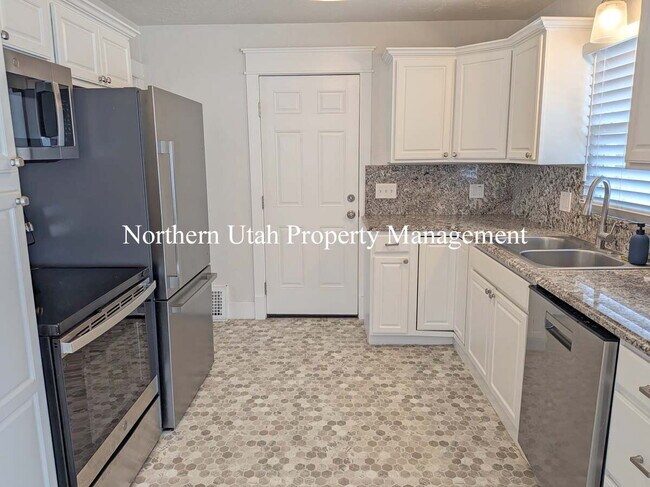 Building Photo - 3 Bed, 2 Bath, HVAC