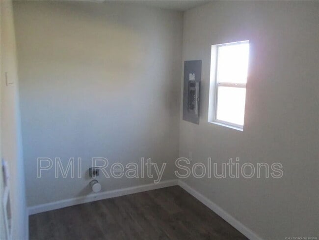 Building Photo - 913 N Creek Ave