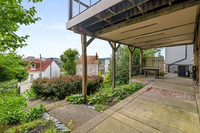 Building Photo - *Beautifully Updated & Spacious 4BD/2.5BA Single Family Home Available in South Side Slopes*