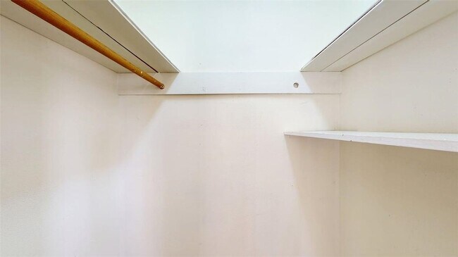 Building Photo - 911 E North Ave