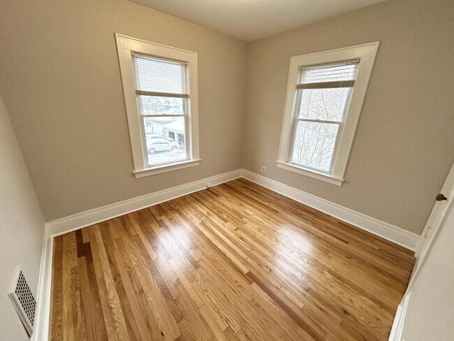 Building Photo - 214 Woodbine Ave