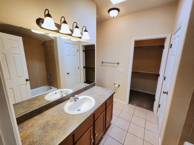 Building Photo - 5859 Habanero Dr