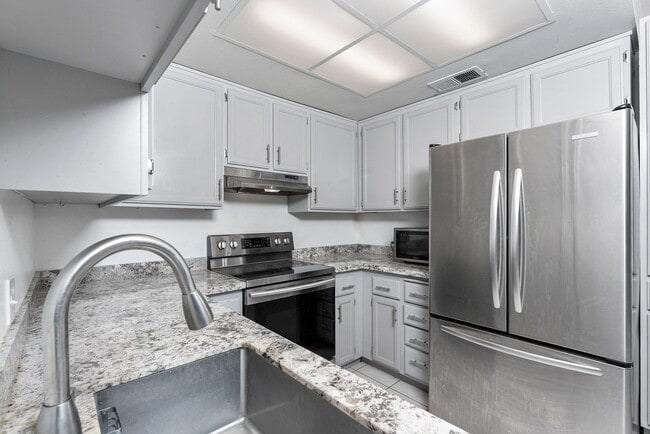 Building Photo - Charming 2 Bedroom 2 Bath Duplex