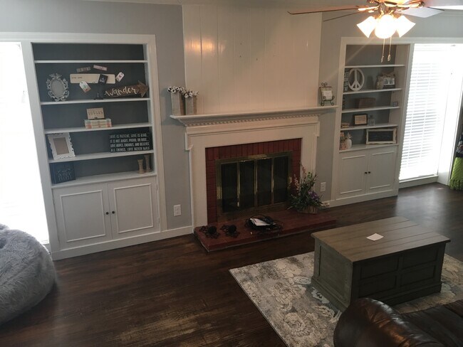 Building Photo - 123 Lloyd St