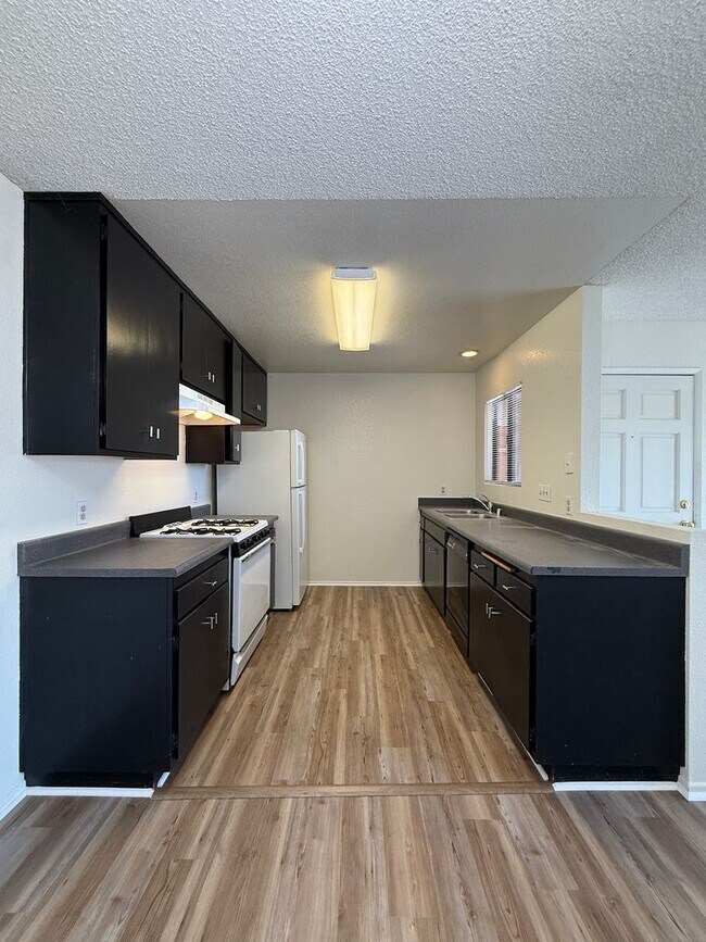Building Photo - Quail Meadows Upstairs Condo with Easy Access to 101 Frwy/VSFB