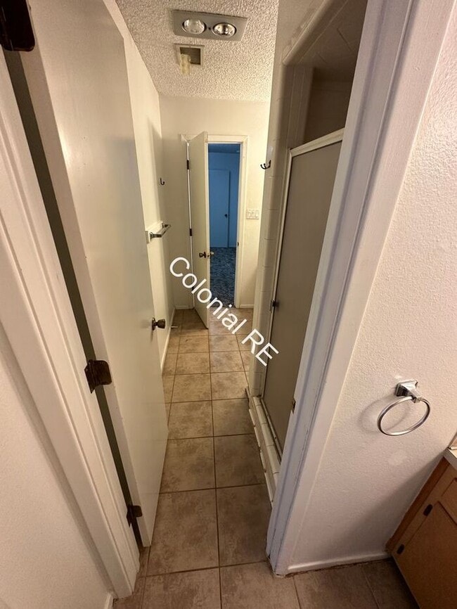 Building Photo - Spacious 3 bedroom 2 bathroom townhouse for rent. Fireplace in living area, washer/dryer hookups,...