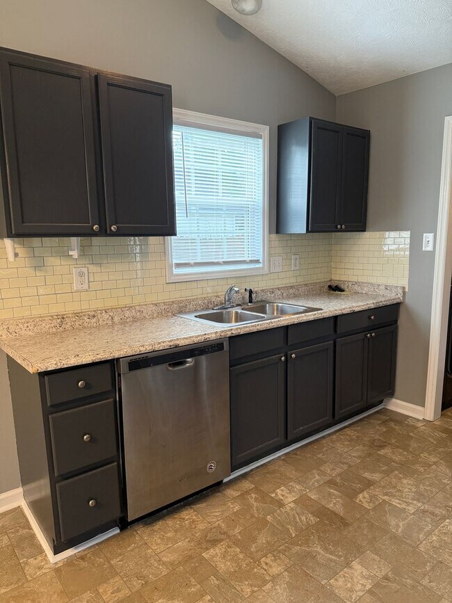 Building Photo - Beautiful 3 Bed Plus Bonus Room Raeford Home