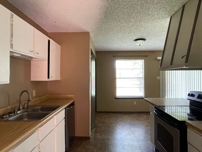 Building Photo - 4009 Eastridge Dr
