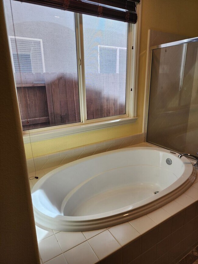 Building Photo - 5 Bedroom 3 Bathroom with 3 car Garage in the Sylvan School District