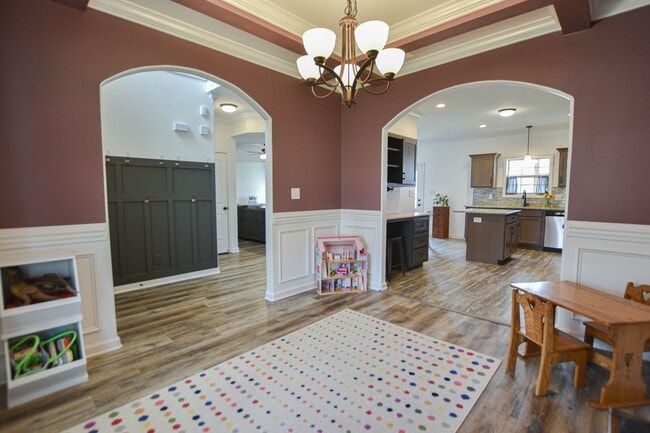Building Photo - Pet Friendly Four Bedroom!