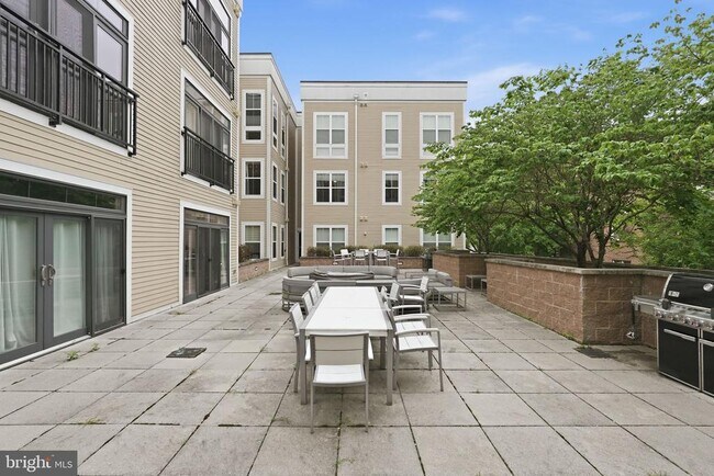 Building Photo - 989 S Buchanan St