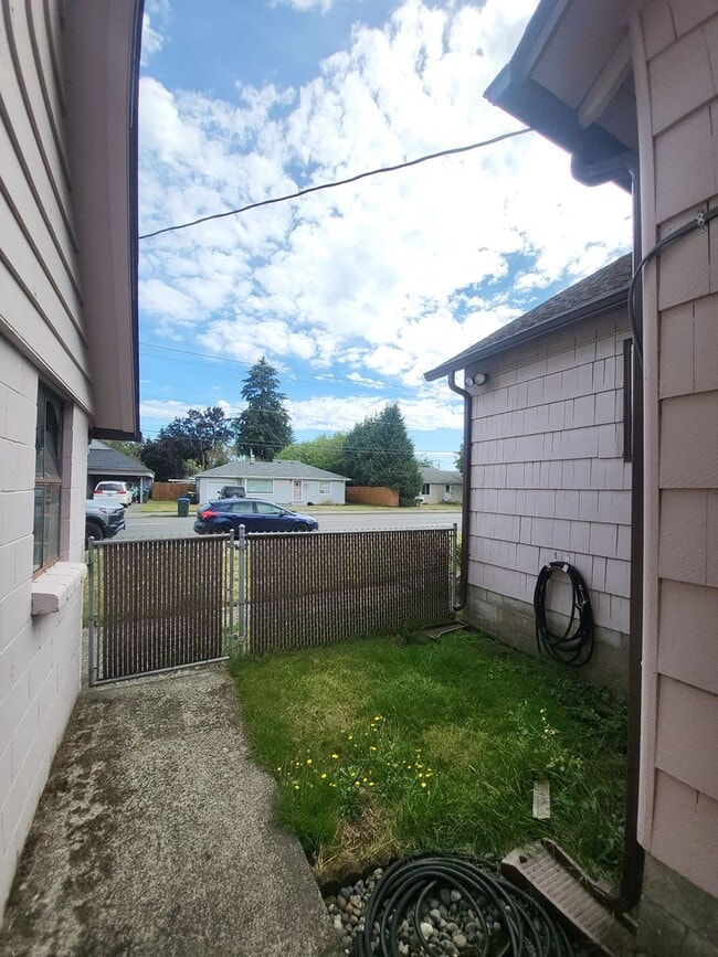 Building Photo - 2 Bedroom 1 Bath in Centralia