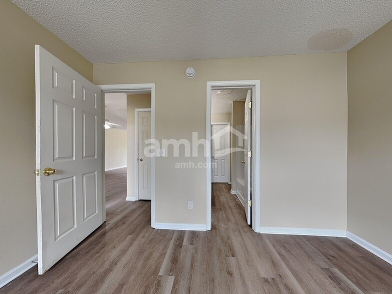 Building Photo - 15 Beacon Ln