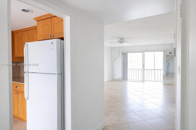 Building Photo - 950 Hillcrest Dr