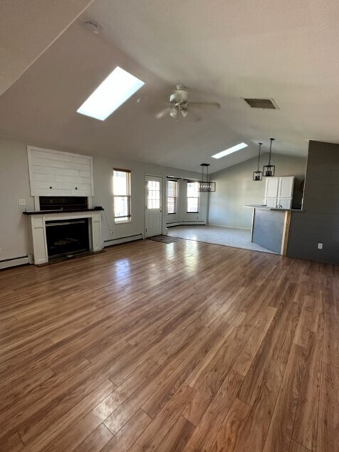 Building Photo - 425 Gold Rush Dr