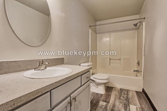 Building Photo - 3 Bed, 2 Baths Home in North Image Neighborhood with Large Yard