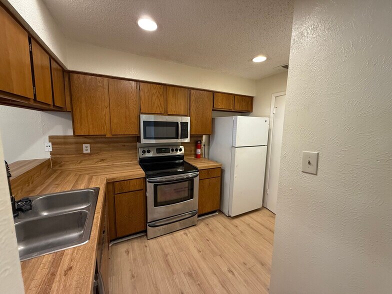 Building Photo - Room in Apartment on Indio Dr