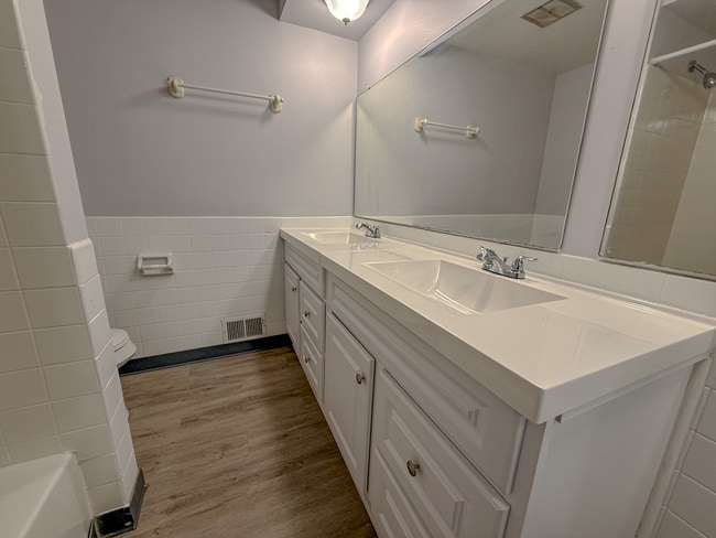 Bathroom - Waverly Flatz