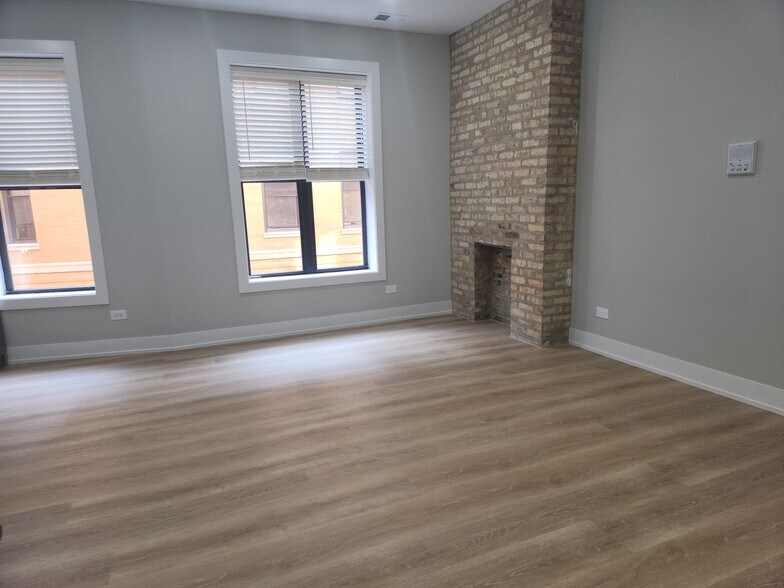 Building Photo - 440 W Belden Ave