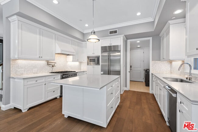 Building Photo - 1510 S Carmelina Ave