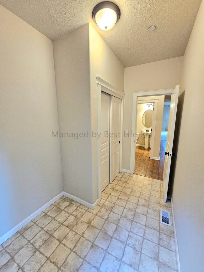 Building Photo - 9994 SE Old Town Ct