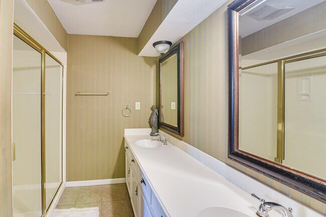 Building Photo - 18654 Martinique Dr