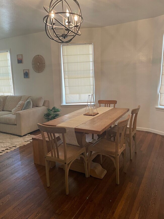 Building Photo - Cute Bungalow Style Home In the Historic District
