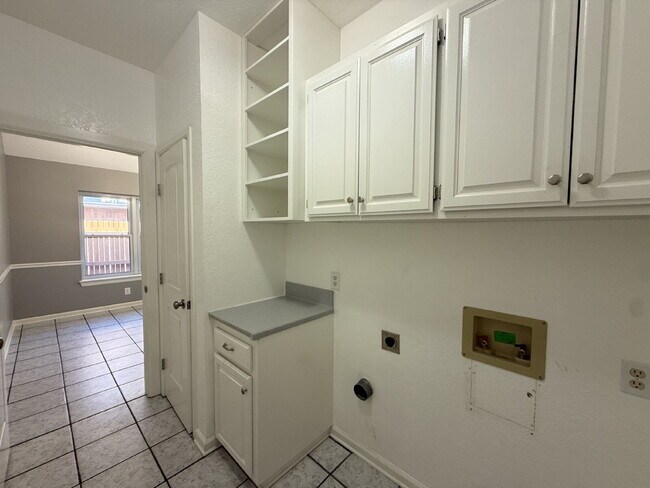 Building Photo - Corner-lot home in the desirable Cooper Creek
