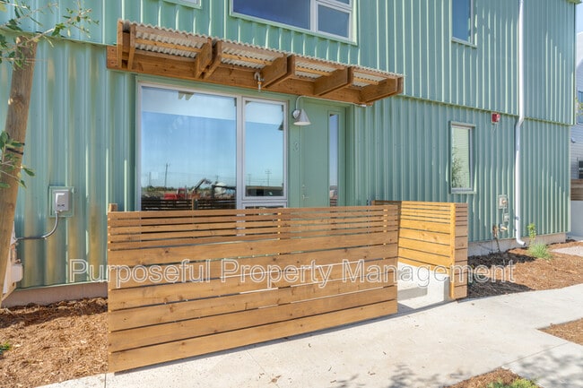 Building Photo - 934 Hangar Dr