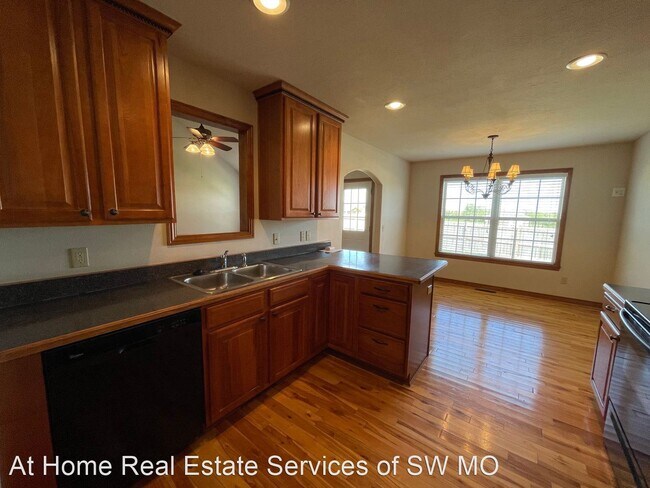 Building Photo - 4 br, 2 bath House - 792 S Hackberry Ave