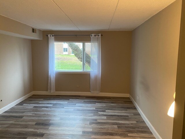Building Photo - 5S066 Pebblewood Ln