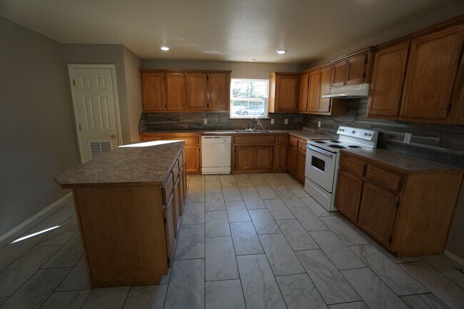 Building Photo - Completely Remodeled Like New 3 Bed 2 Bath...