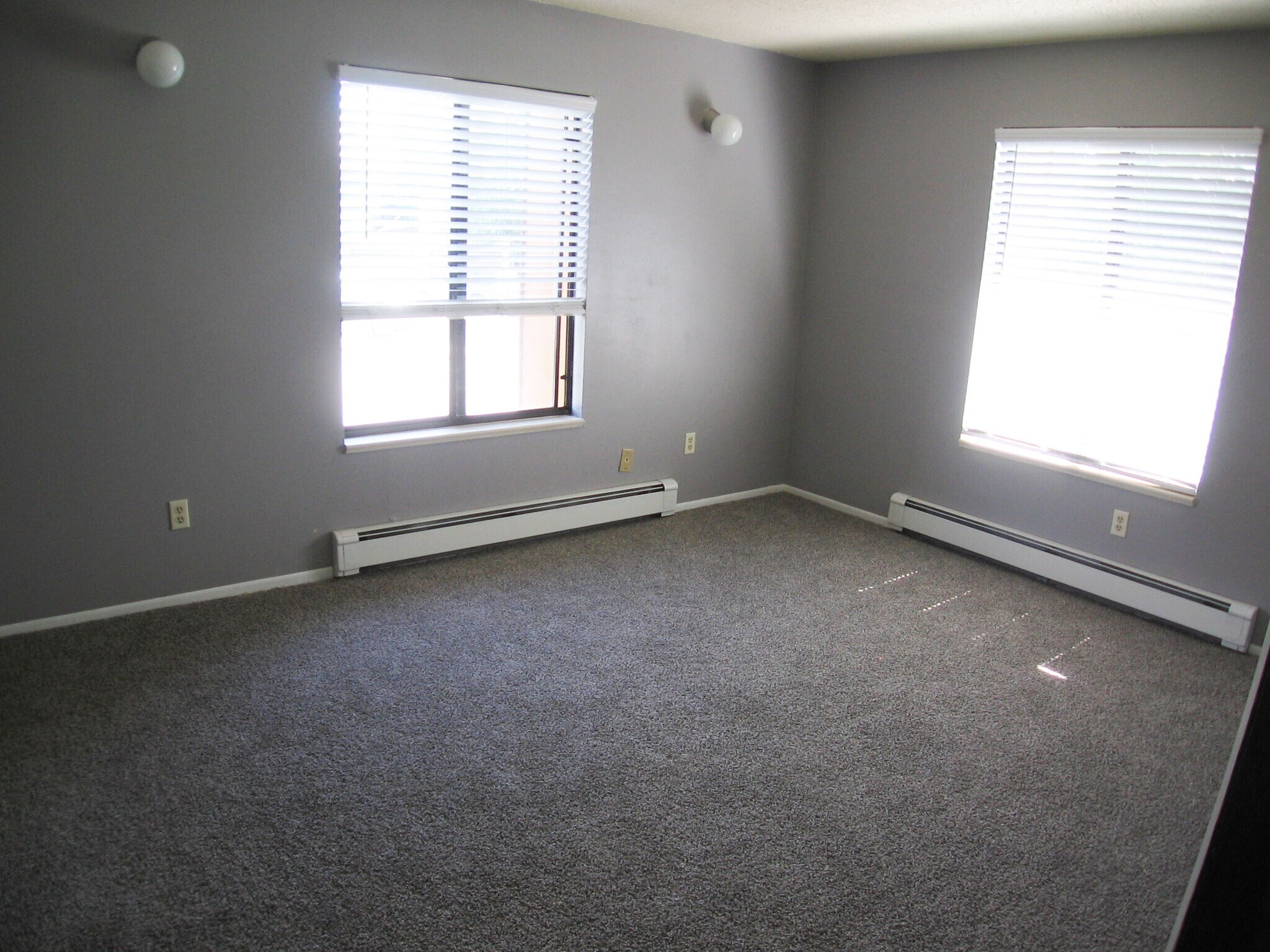 Building Photo - 3231 Lakeside Dr