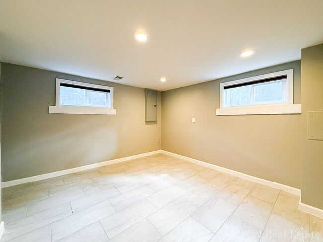 Building Photo - Beautifully Remodeled 4 Bed, 2 Bath Spacious Home with Second Kitchen Near UW Medical!