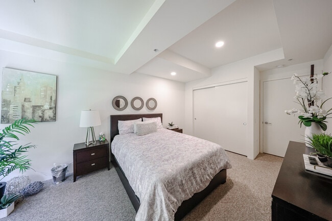 Building Photo - 7121 E Rancho Vista Dr
