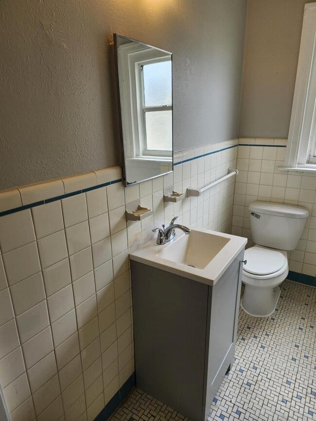 Building Photo - 2.0 bedroom in St. Petersburg Florida 33712