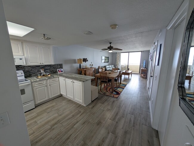 Building Photo - 6009 Sea Ranch Dr