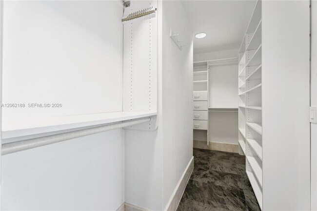 Building Photo - 1402 Brickell Bay Dr