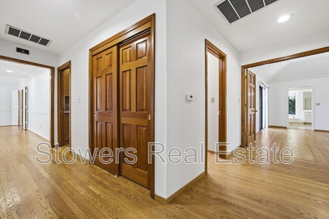 Building Photo - 618 Banister Ln