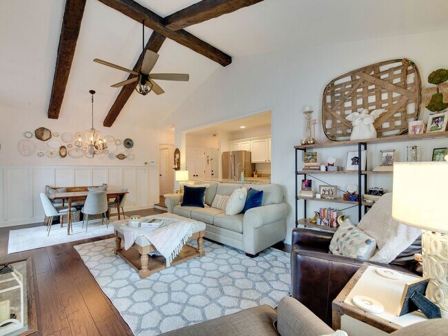 Building Photo - A picture perfect cottage home ready for you with community pool!