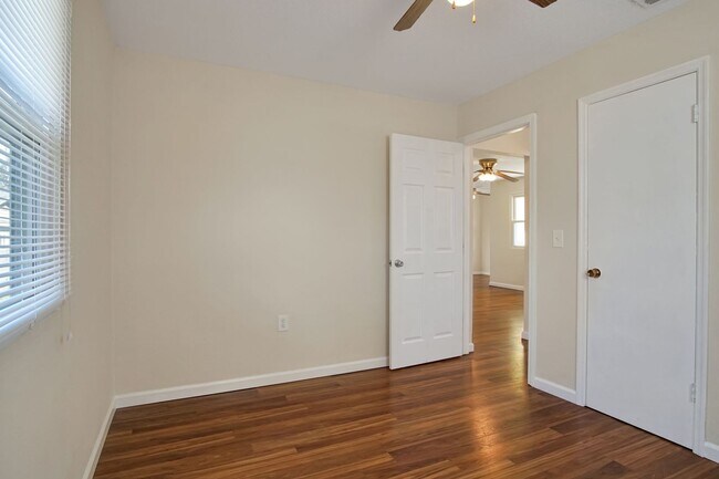 Building Photo - 3 bedroom 1 bath house in Midtown availabl...