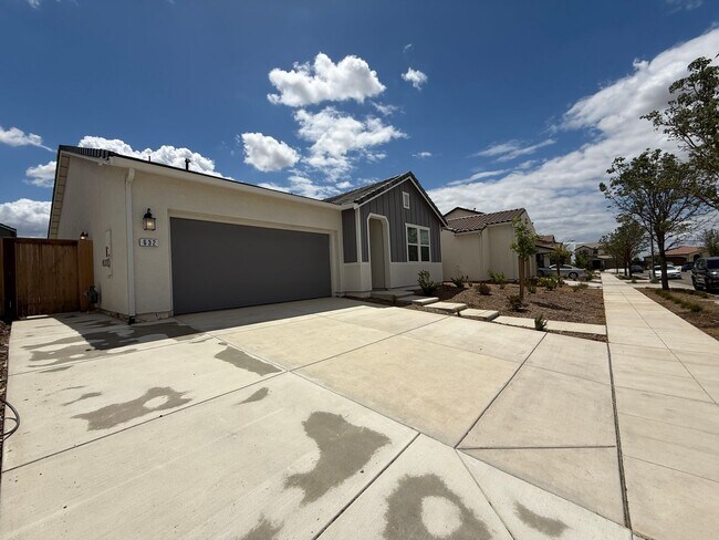 Building Photo - 3 bedroom, 2 bathroom home located in the vibrant community of Madera, CA